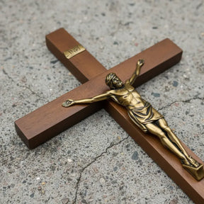 Crucifixo de Parede em Madeira Imbuia Cristo Realista 45x25 cm