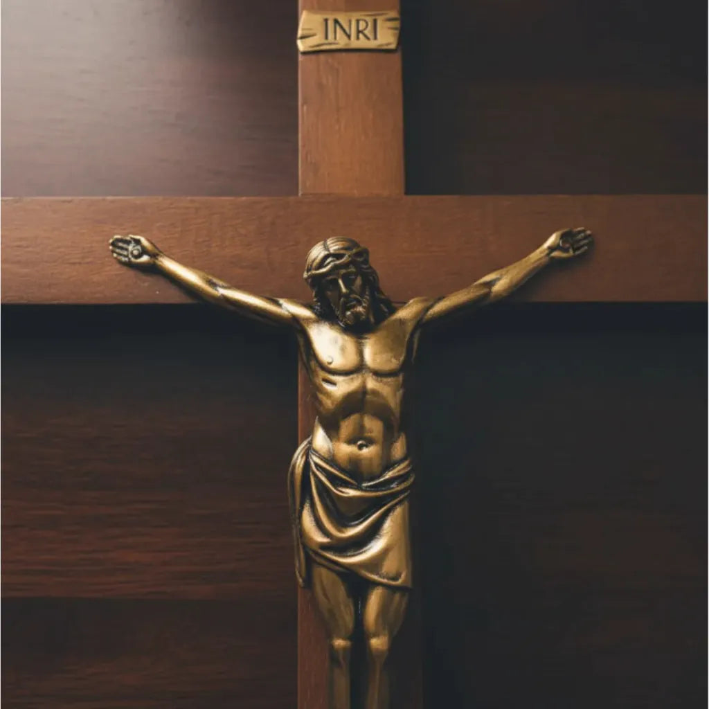Crucifixo de Parede em Madeira Imbuia Cristo Realista 45x25 cm